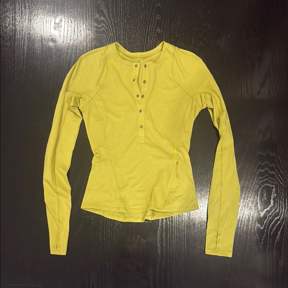 Lululemon Lightweight hiking long sleeve Henley -yellow pear- Like New